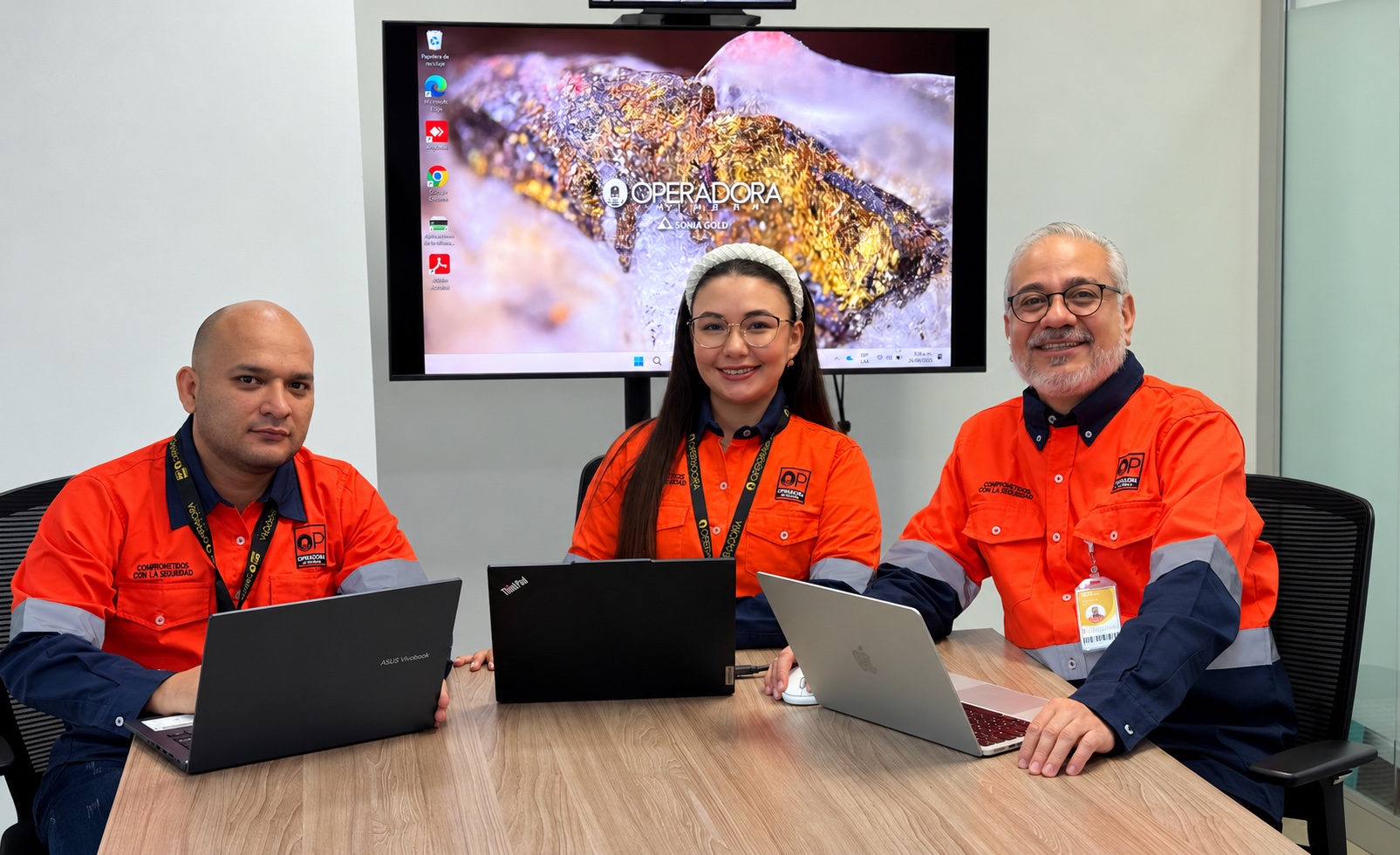Equipo de tecnología de Operadora Minera